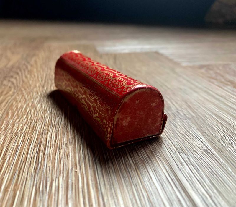 Etui z lusterkiem na szminkę czerwone w złote ornamenty made in Italy