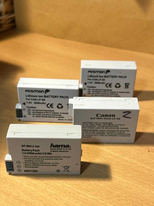 canon 700D com duas objectivas e quatro baterias