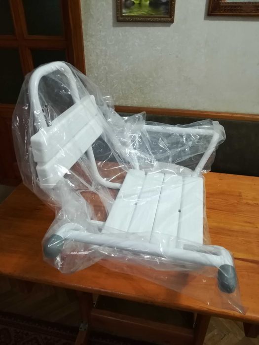 Сиденье для ванной со спинкой новое в упаковке.