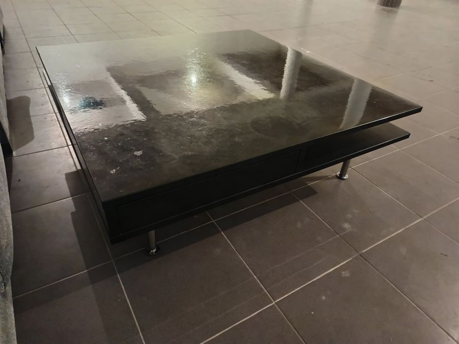 Mesa de sala IKEA em preto piano usada