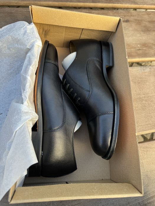 Sapatos pretos novos