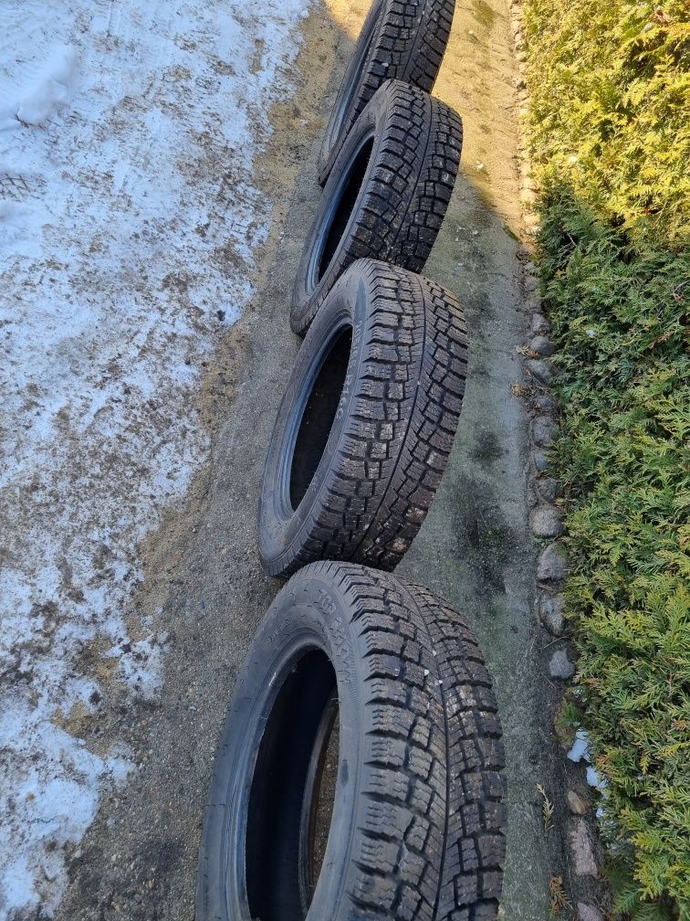 Sprzedam opony zimowe R16c 205/65 wzmocnione do busa