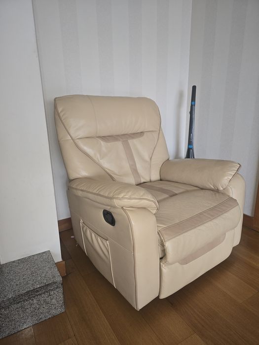 Poltrona reclinável relaxante com baloiço e rotação de 360°