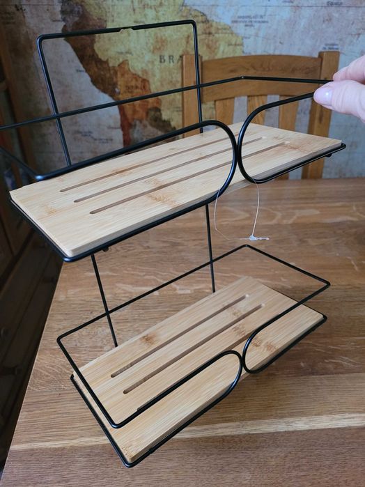 Sprzedam półke drewnianą z czarnym metalem. Z 2 wieszaczkami.