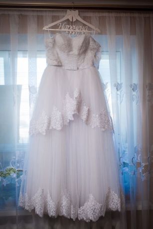 Продам весільну сукню білого кольору 42-44 розмір