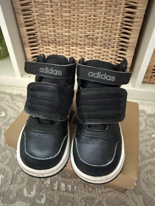 Продам осінні  кросівки