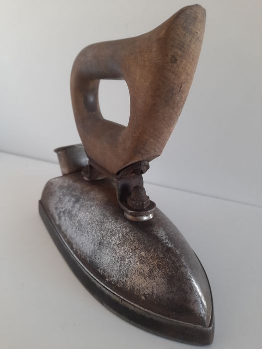 Stare żelazko kolekcjonerskie Omega.