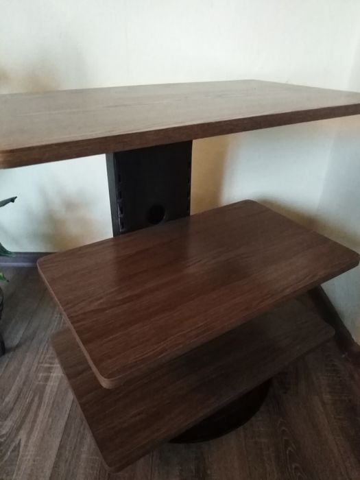 Stolik regulowany pod telewizor