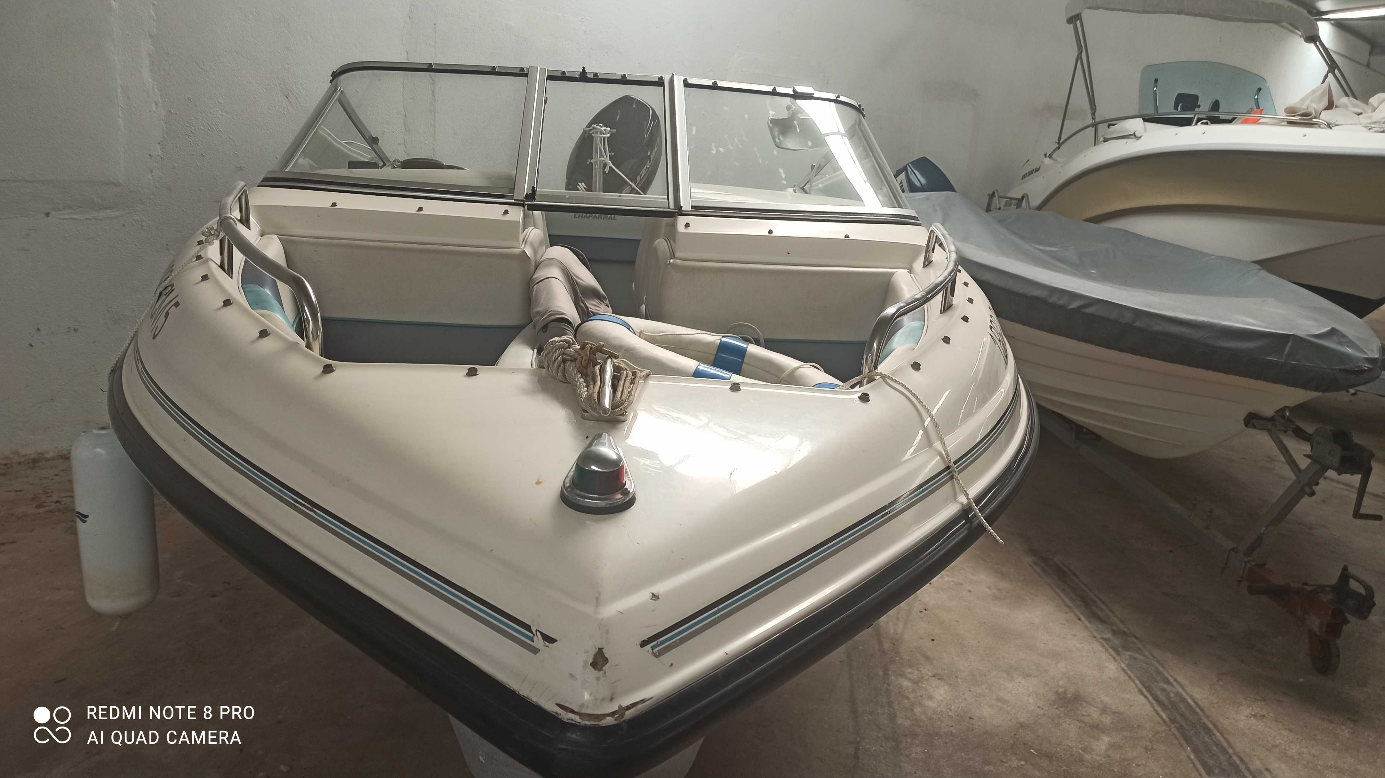 Vende-se Barco de recreio marca Chaparral em bom estado