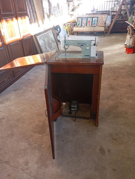 Vendo esta máquina de costura a trabalhar muito bem