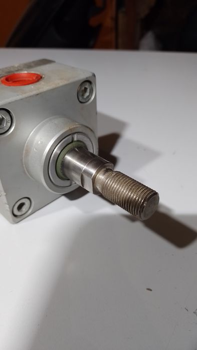 Гідравлічний циліндр новий