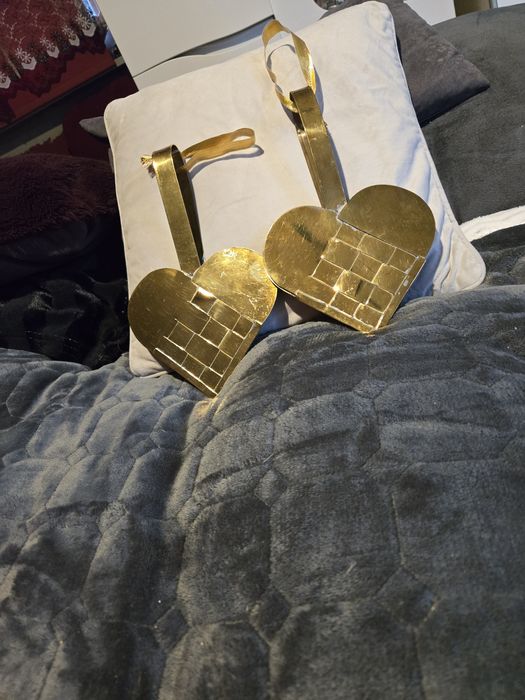 Dwa serduszka w kolorze złotym.