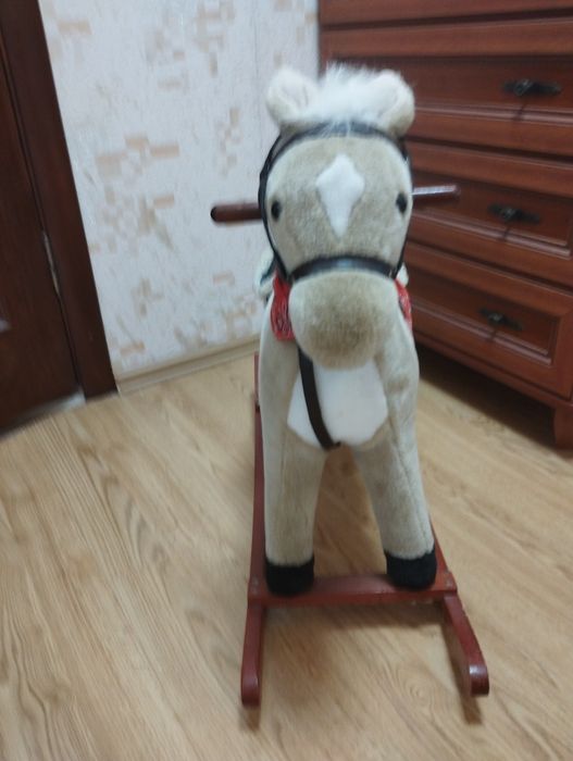 Дитяча лошадка-гойдалка