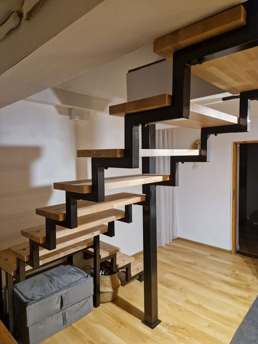 Schody metalowe z drewnianymi stopniami