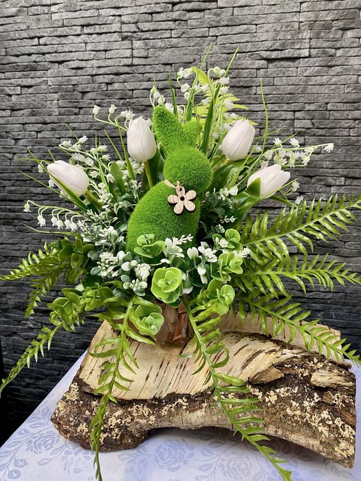 Oryginalne kompozycje swiateczne ze sztucznych kwiatów  i kory