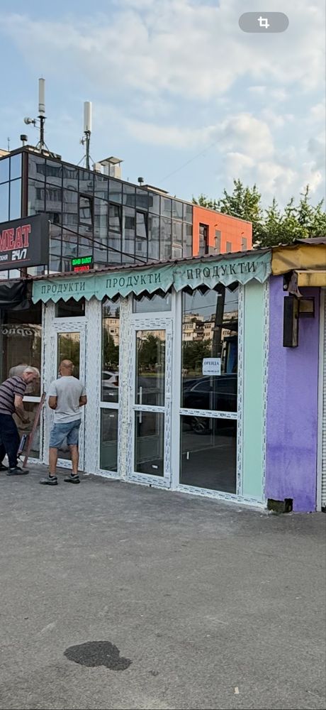 Магазин . Фасад . Прохідне місце . Капітальне .