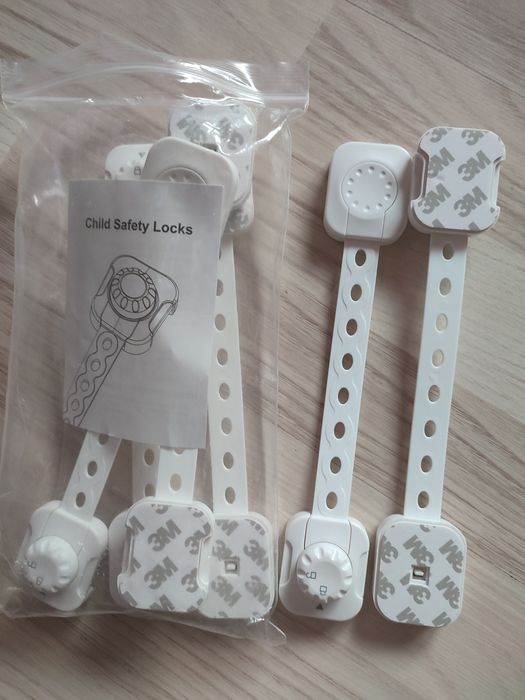 Zabezpieczenia na szafki dla dzieci  blokady plastikowe