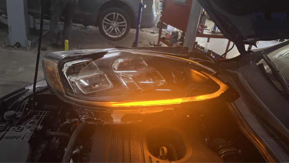 Ford Eskape MK4 LED Titanium фара права