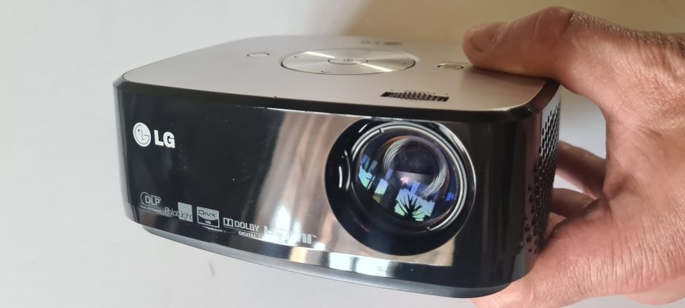 LG HX300G DLP піко-проектор — компактний домашній кінотеатр