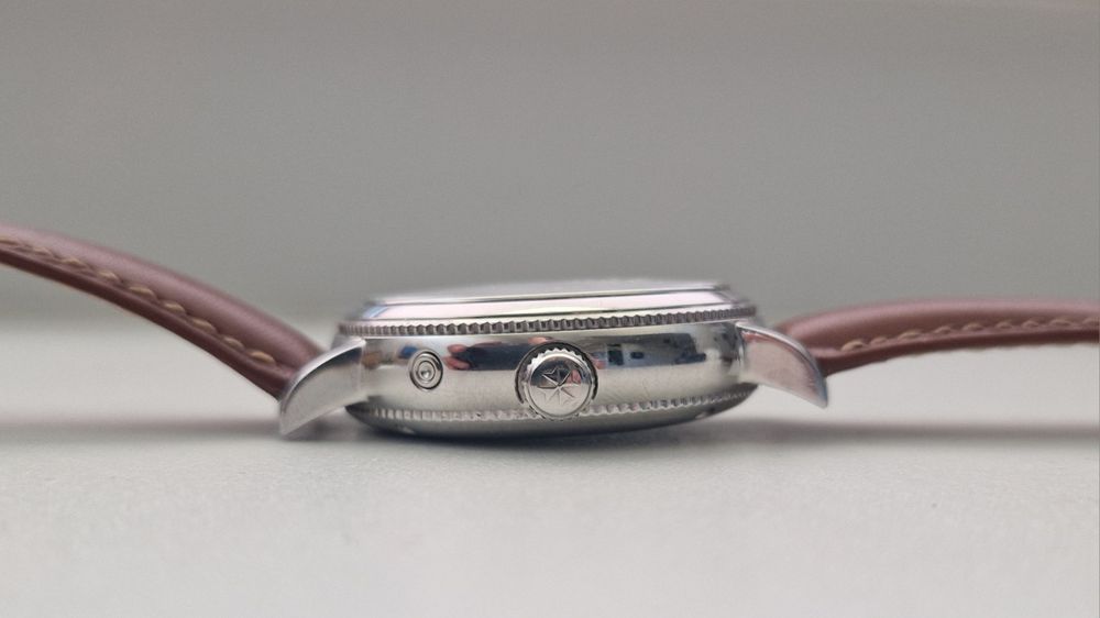 Zegarek mechaniczny z rezrwą chodu.