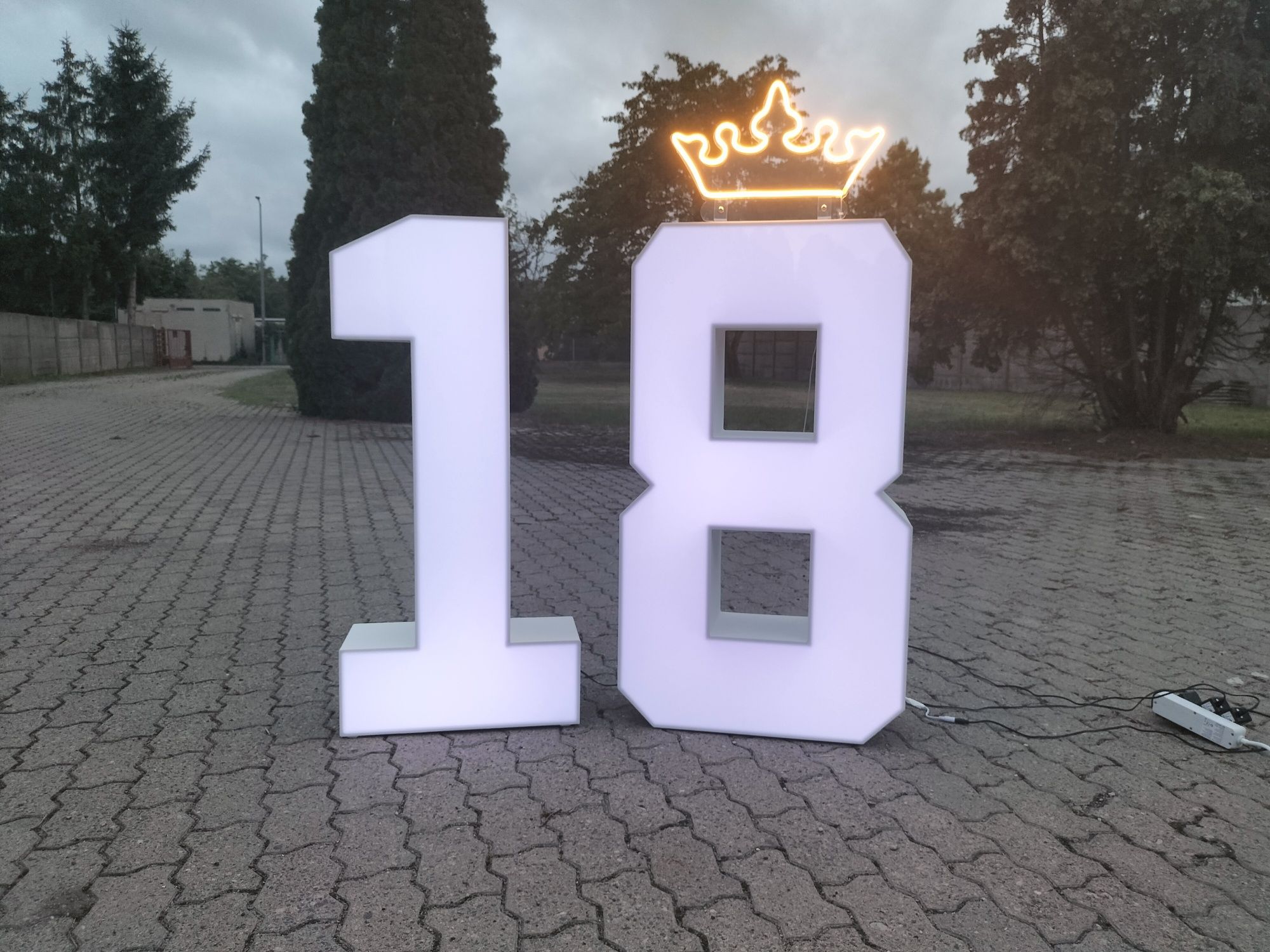 Osiemnastka podświetlana żarówkami cyfry 18