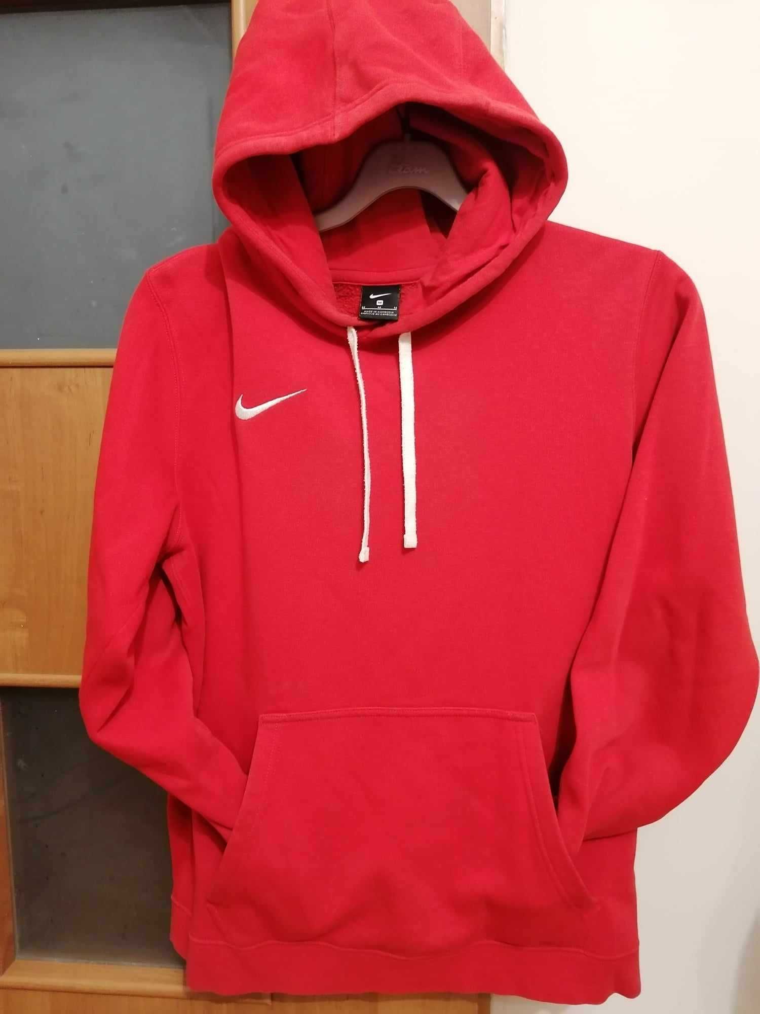 sportowa czerwona bluza z kapturem firmy nike rozmiar M, kieszenie