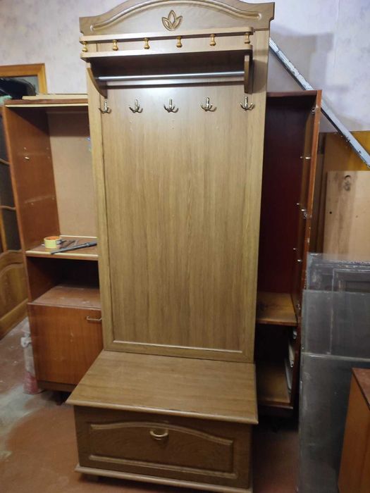 Вішалка з тумбою