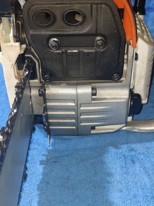 Piła spalinowa z łańcuchem i prowadnicą.