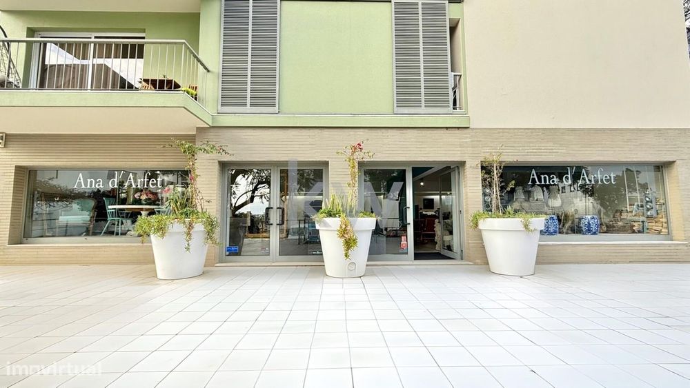 Espaço Comercial De Alta Visibilidade Numa Zona Residencial Privilegia