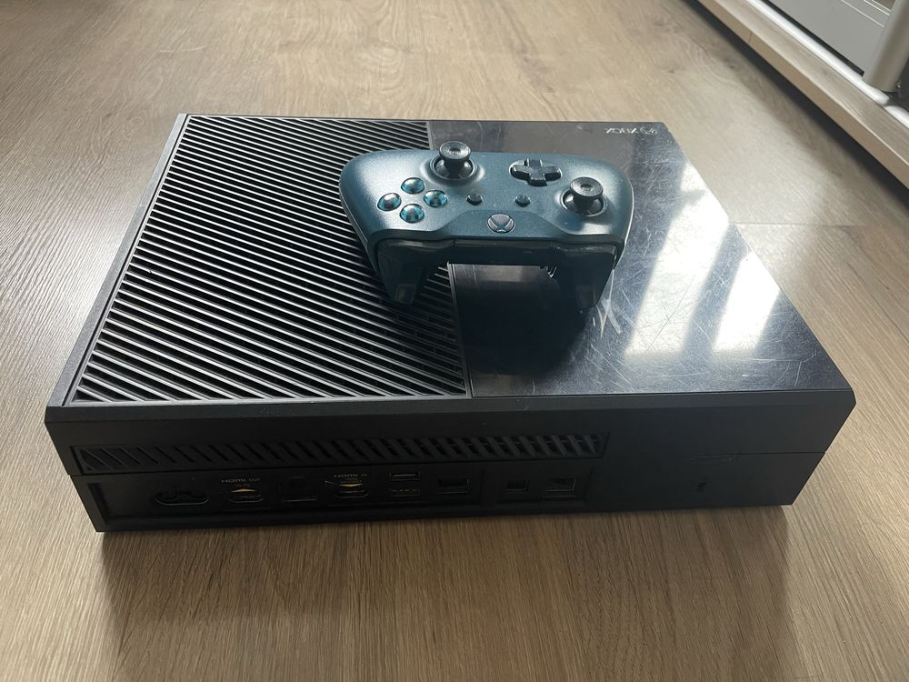 Xbox one + Hitman Defenetive Edition Диск