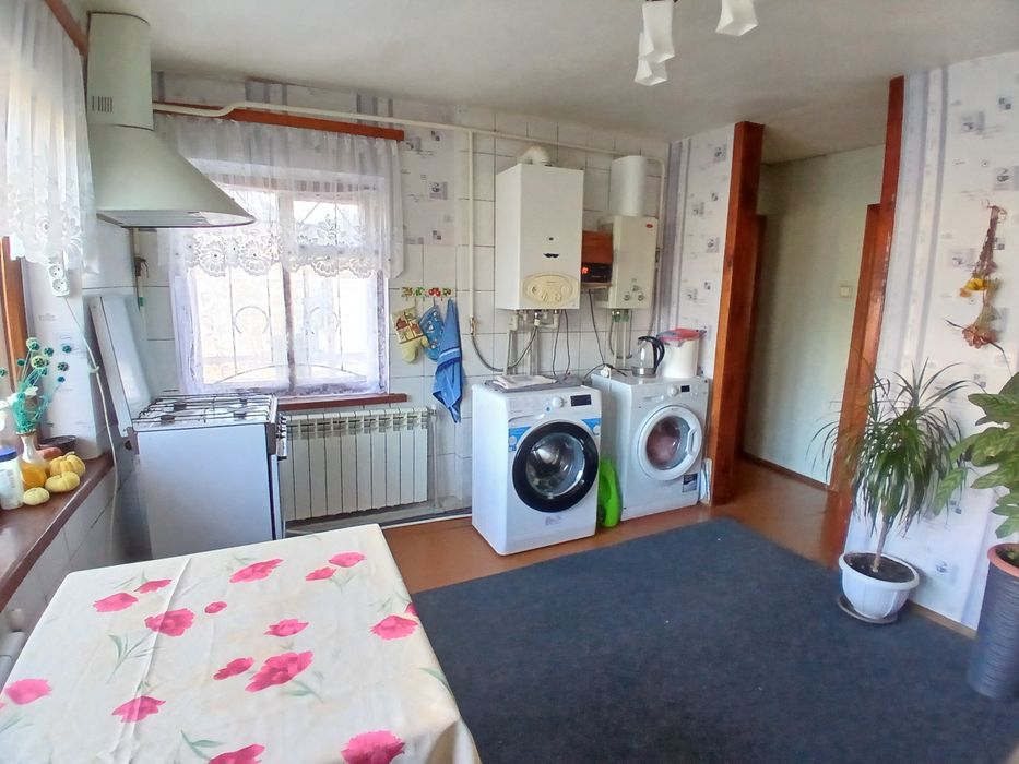 Продам Цілий Будинок на 3 сотках землі, є гараж.