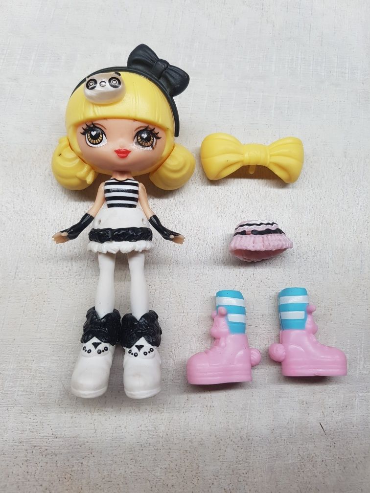 Колекційна фірмова лялька Mattel з двома комплектами одягу взуття обру