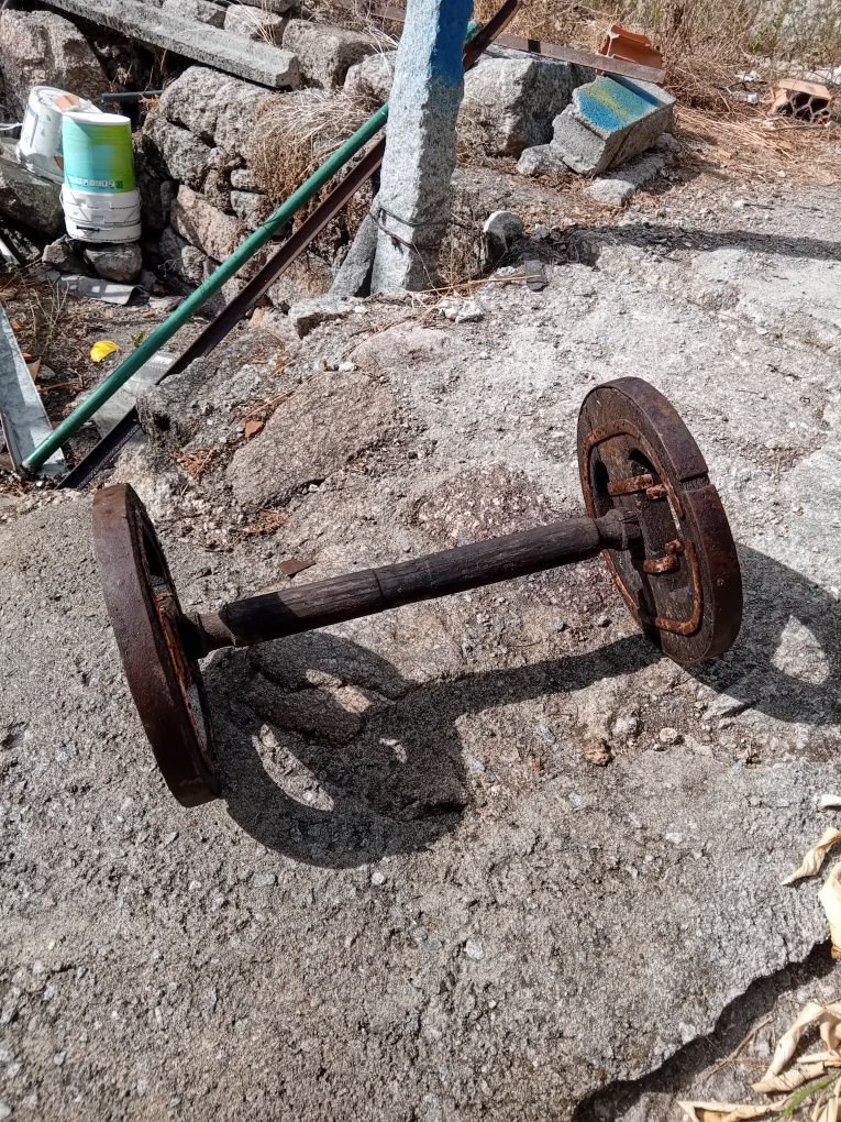 Rodas de carro de bois antigos