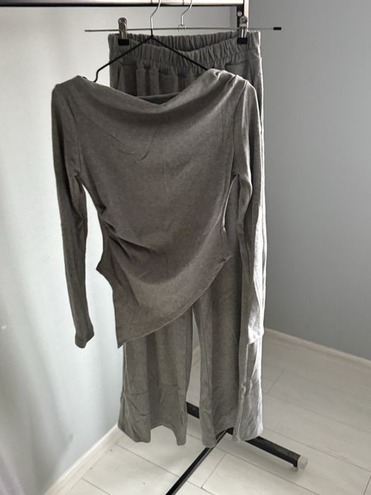 Жіночий костюм в рубчик