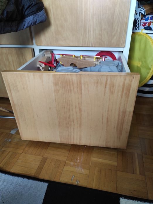 Drewniane tory, pociągi, znaki drogowe