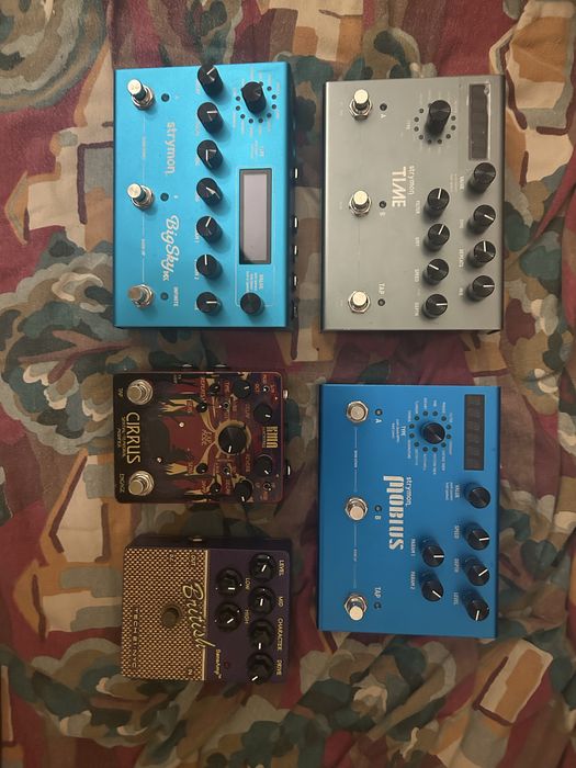 Pedais de guitarra e placa de som