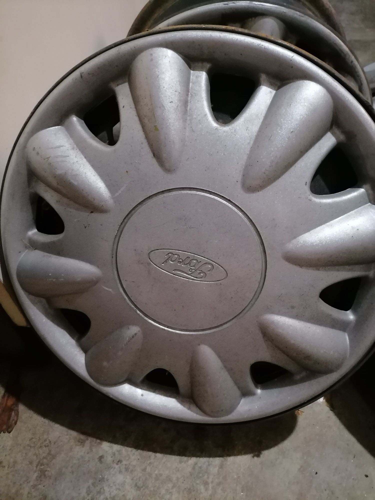Jantes de ferro em preto com tampão Ford