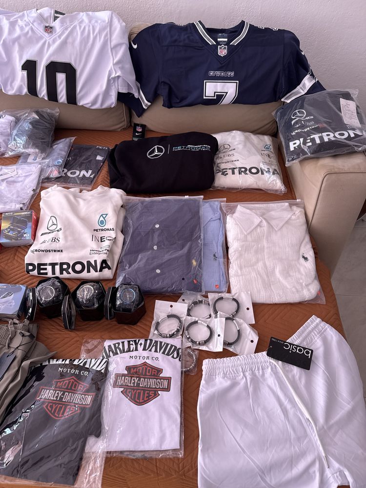 Vendo lote de roupa, relógios, auriculares, pulseiras,etc