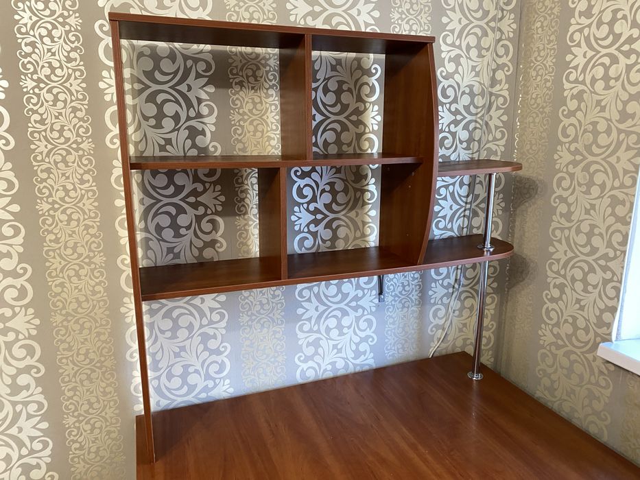 Письмовий стіл з полицями