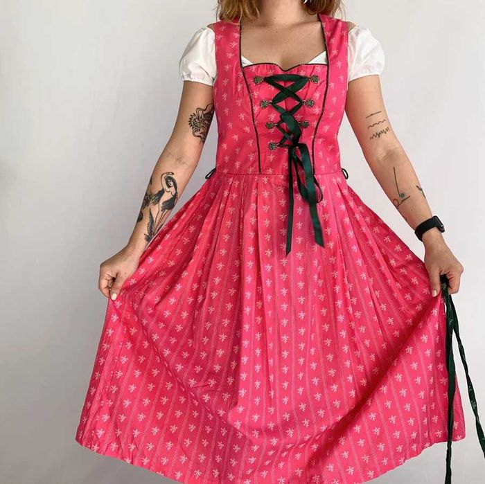 Vestido Vintage Bavarian Midi Rosa com Avental Verde