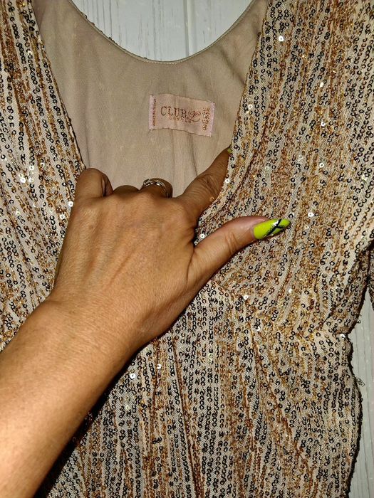 Kombinezon w kolorze złotym.