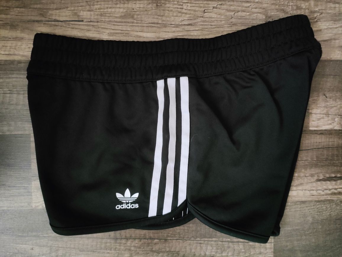 świetne spodenki Adidas sran idealny