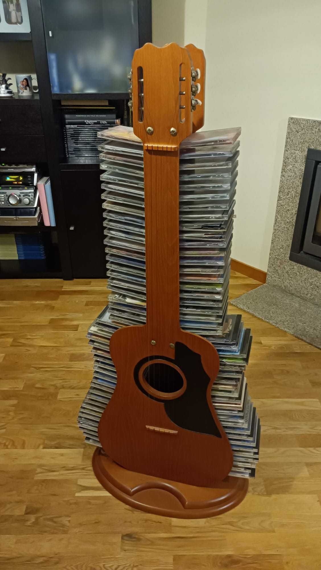 Guitarra expositora com cordas para 90 cd´s
