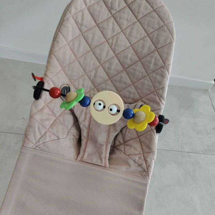 Bujaczek Babybjorn pudrowy róż + zabawka