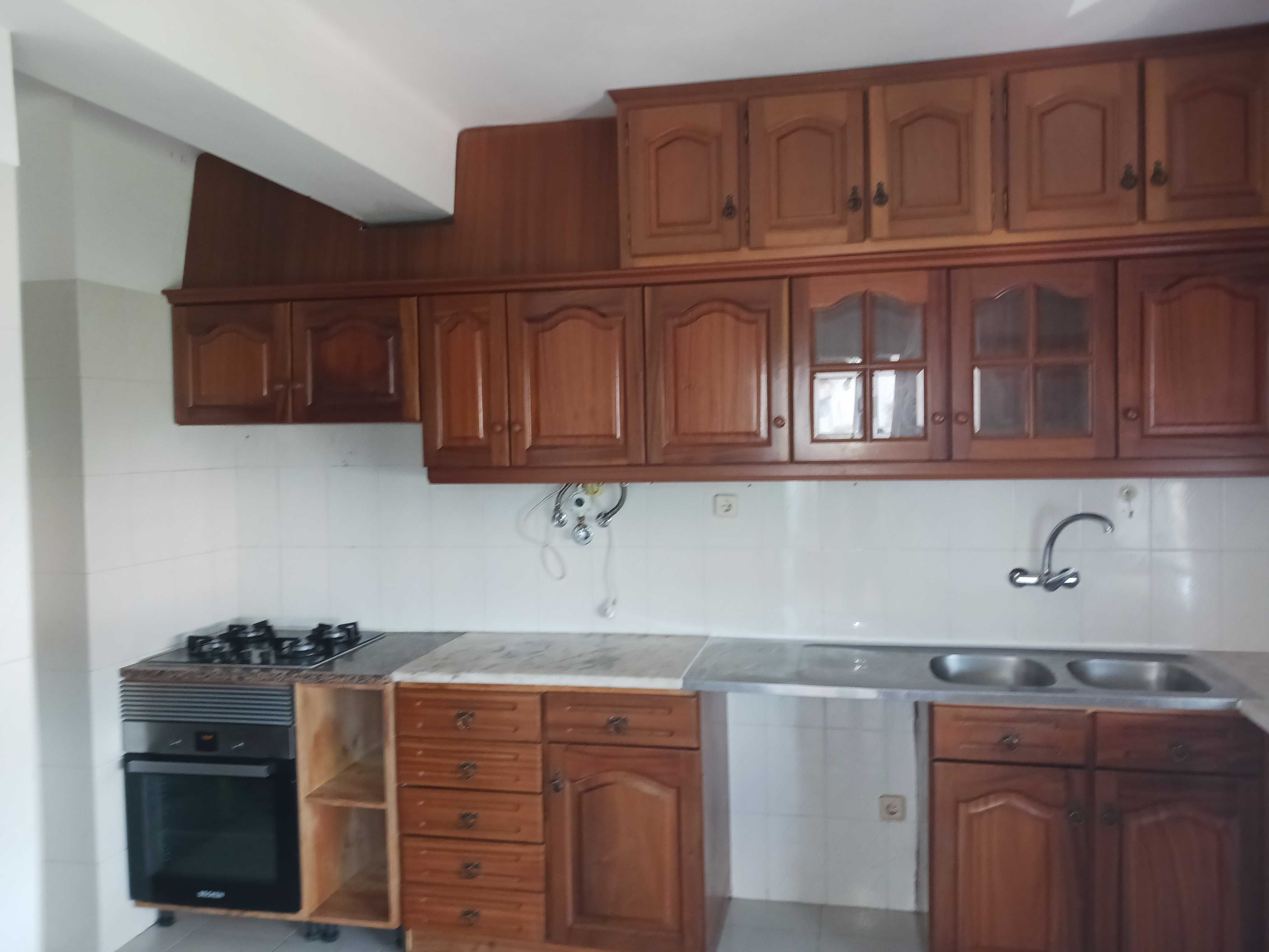 Arrenda-se apartamento T2 bem localizado