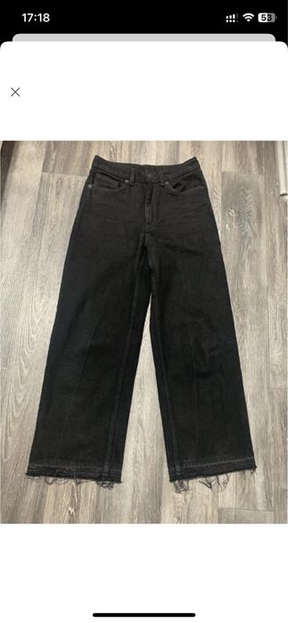 Чорні джинси.