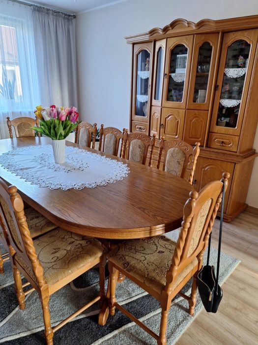 Sprzedam stół rozkladany z krzesłami i witryną