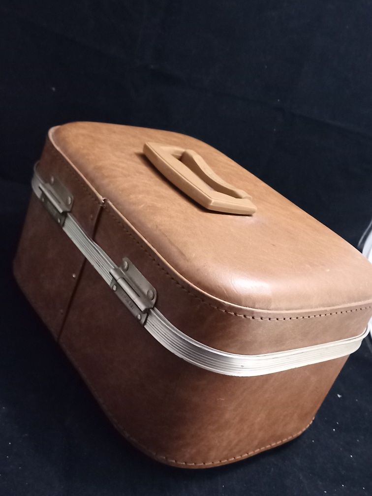 Necessaire antiga forrada a pele