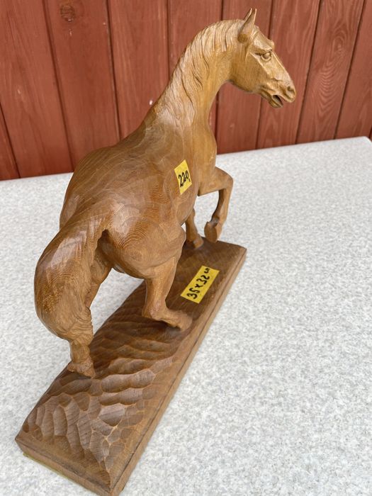 Duża drewniana figurka konia