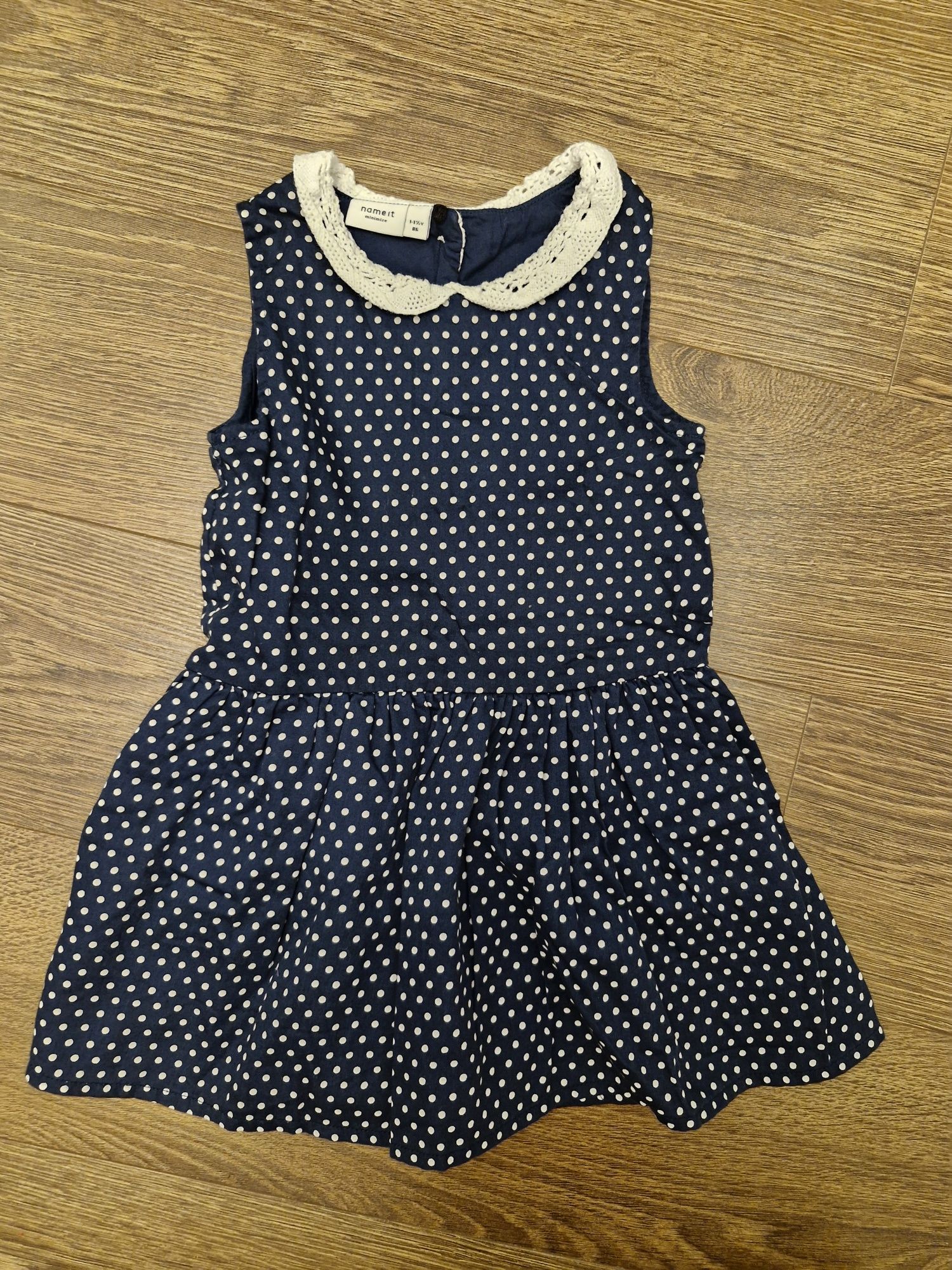 Elegancka sukienka z ażurkowym kołnierzykiem. Name it, 86 cm, 12-18 mi